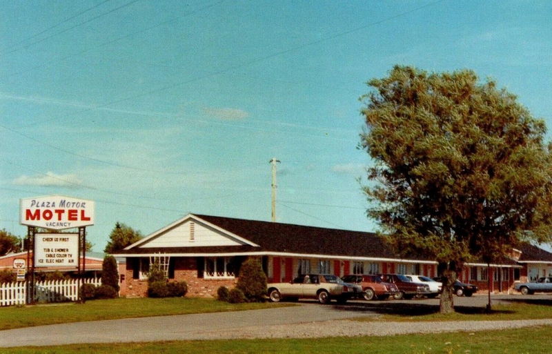 Plaza Motor Motel - Vintage Postcard